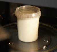 Kerzenwachs zum Schmelzen in der Mikrowelle Kerzenwachs zum Schmelzen in der Mikrowelle